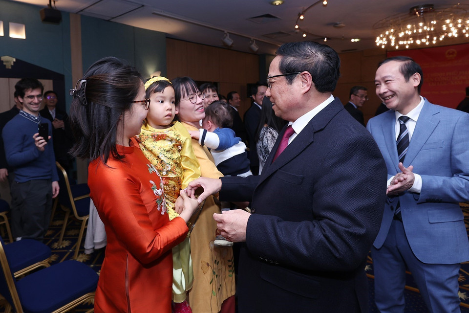 Thủ tướng Phạm Minh Chính gặp gỡ đại diện cộng đồng người Việt Nam tại Luxembourg. (Ảnh: Dương Giang/TTXVN)