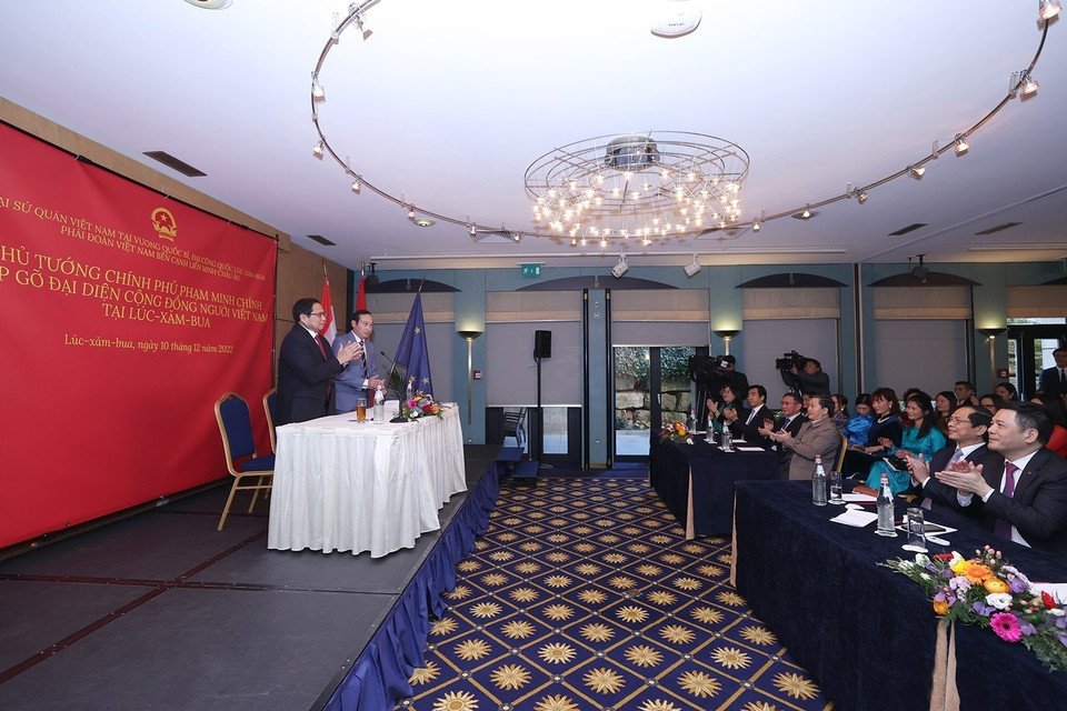 Thủ tướng Phạm Minh Chính gặp gỡ đại diện cộng đồng người Việt Nam tại Luxembourg. (Ảnh: Dương Giang/TTXVN)