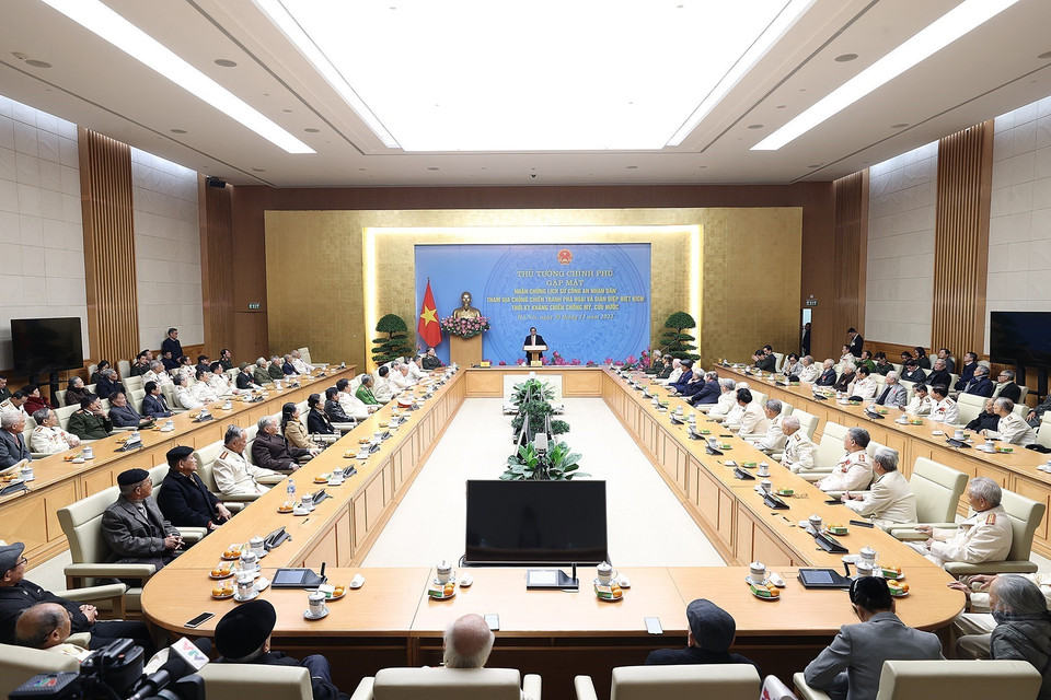 Thủ tướng Phạm Minh Chính gặp mặt nhân chứng lịch sử Công an Nhân dân tham gia chống chiến tranh phá hoại thời kỳ kháng chiến chống Mỹ. (Ảnh: Dương Giang/TTXVN)