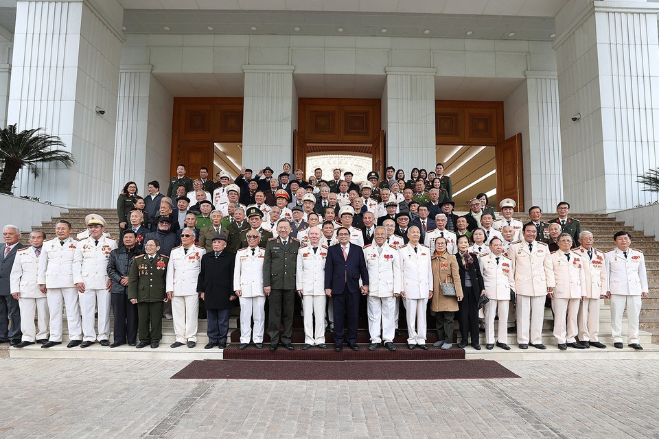 Thủ tướng Phạm Minh Chính với các nhân chứng lịch sử Công an nhân dân. (Ảnh: Dương Giang/TTXVN)