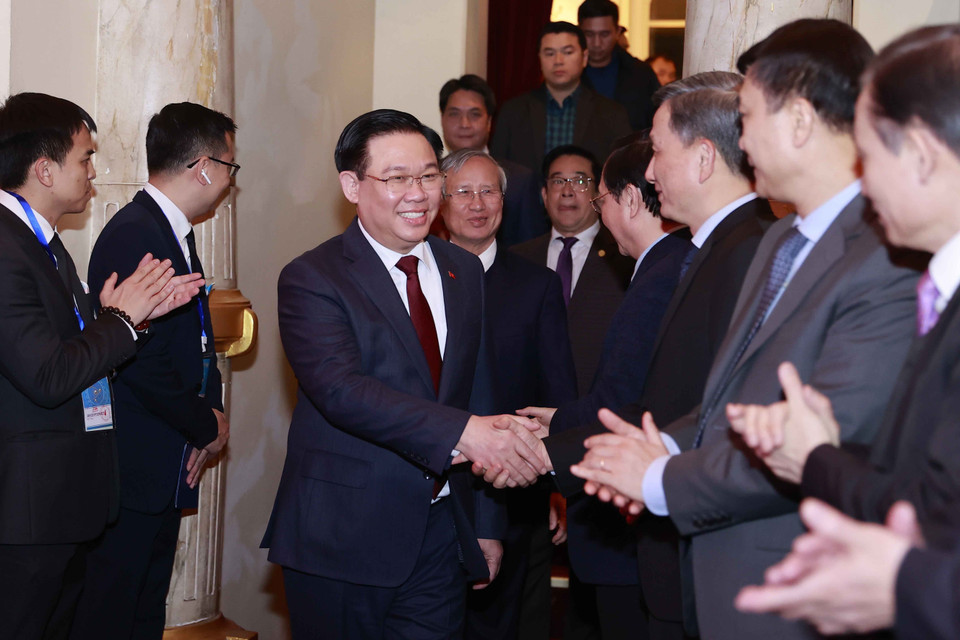 Chủ tịch Quốc hội Vương Đình Huệ với các đại biểu. (Ảnh: Doãn Tấn/TTXVN)