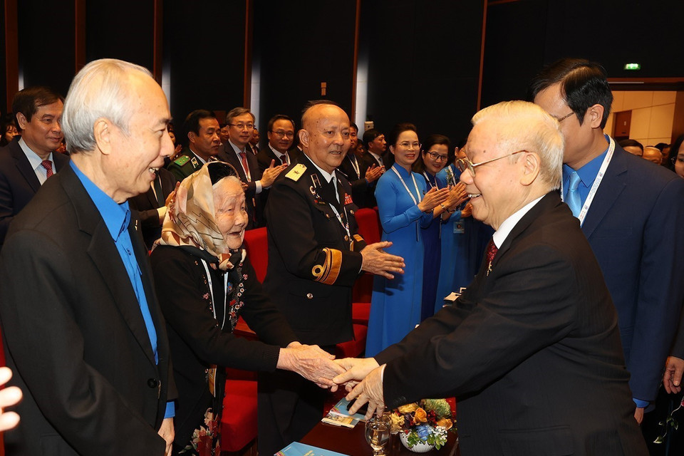 Tổng Bí thư Nguyễn Phú Trọng với các vị nguyên lãnh đạo Đảng, Nhà nước, Mẹ Việt Nam Anh hùng tại lễ khai mạc.(Ảnh: Trí Dũng/TTXVN)