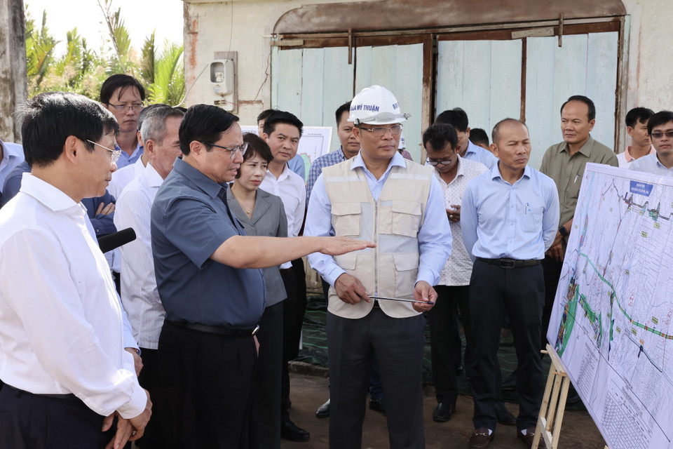 Thủ tướng Phạm Minh Chính khảo sát dự án đường cao tốc Bắc Nam phía Đông, tuyến Cần Thơ-Cà Mau đoạn qua địa bàn xã Vĩnh Lộc, huyện Hồng Dân, tỉnh Bạc Liêu. (Ảnh: Dương Giang/TTXVN)