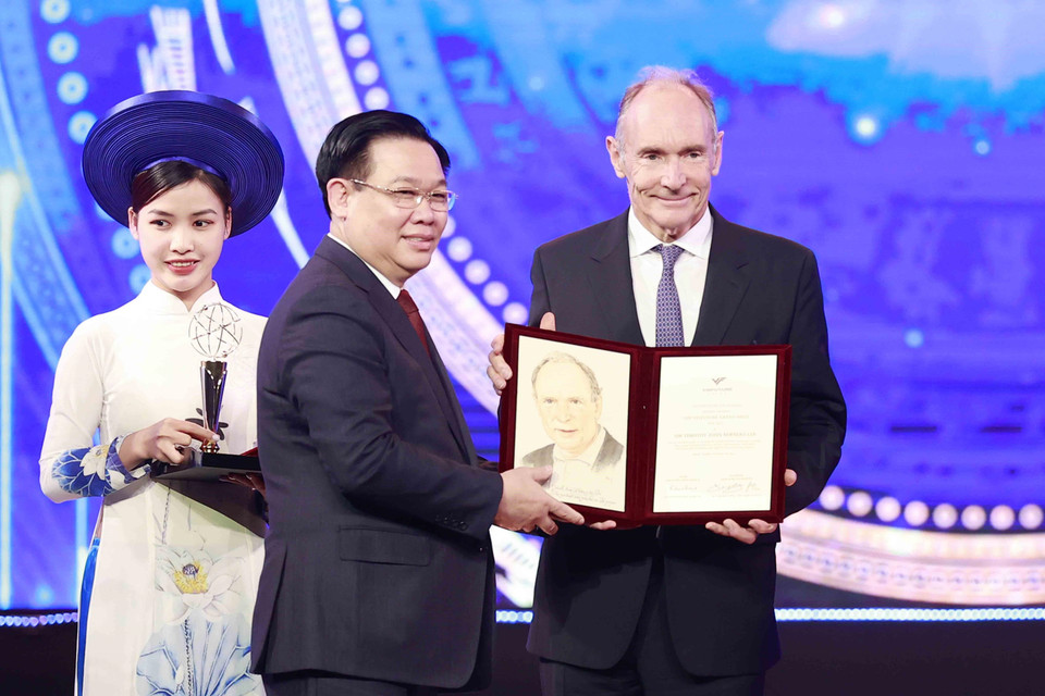 Chủ tịch Quốc hội Vương Đình Huệ trao Giải thưởng Chính VinFuture 2022 trị giá 3 triệu USD đã được trao cho 5 nhà khoa học: Sir Timothy John Berners-Lee, Tiến sỹ Vinton Gray Cerf, Tiến sỹ Emmanuel Desurvire, Tiến sỹ Robert Elliot Kahn, và giáo sư Sir David Neil Payne với các tầng phát minh đột phá trong việc kết nối công nghệ mạng toàn cầu. (Ảnh: Tuấn Anh/TTXVN)