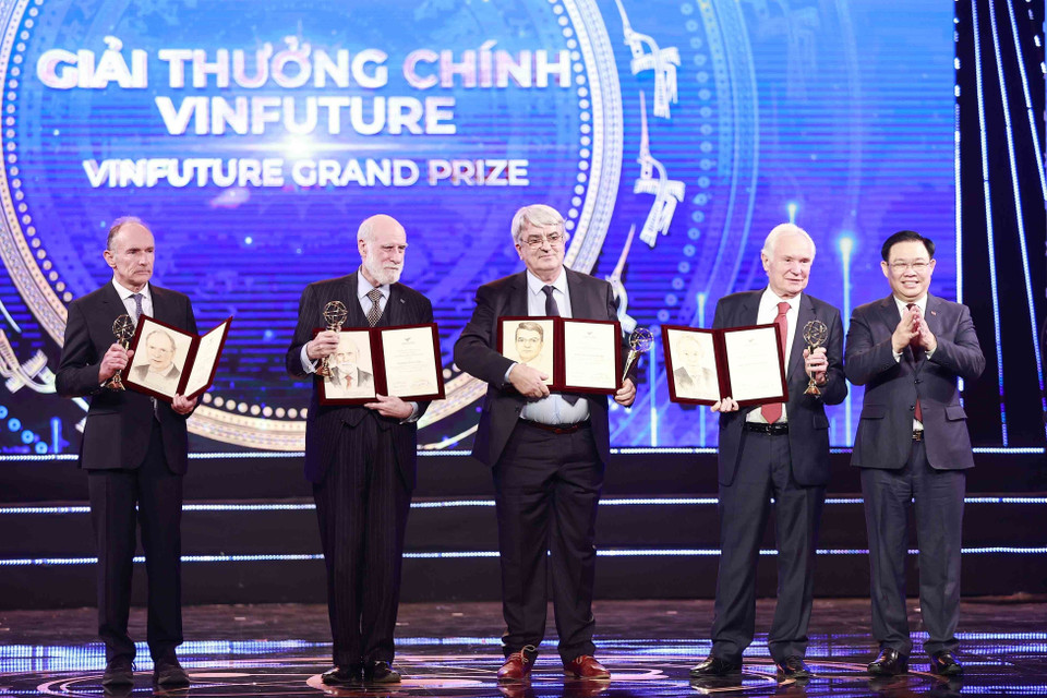 Chủ tịch Quốc hội Vương Đình Huệ trao giải thưởng chính VinFuture 2022 cho các nhà khoa học với phát minh Công nghệ mạng toàn cầu. (Ảnh: Tuấn Anh/TTXVN)