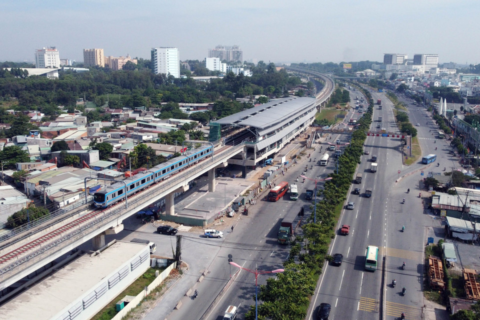 Tàu metro số 1 chạy thử nghiệm đoạn trên cao. (Ảnh: Quang Châu/TTXVN)