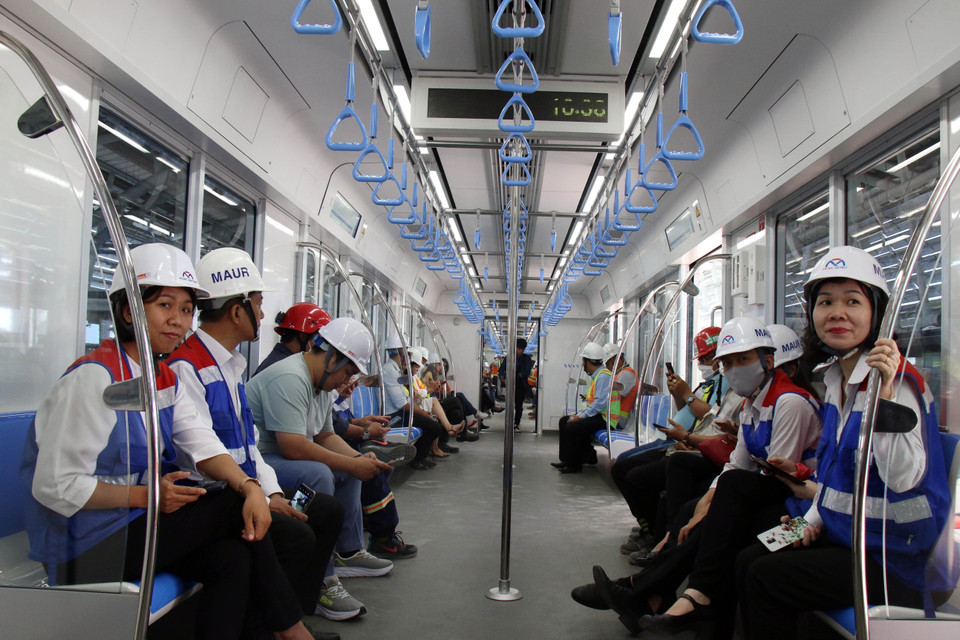 Hành khách trải nghiệm trên tàu metro số 1. (Ảnh: Tiến Lực/TTXVN)