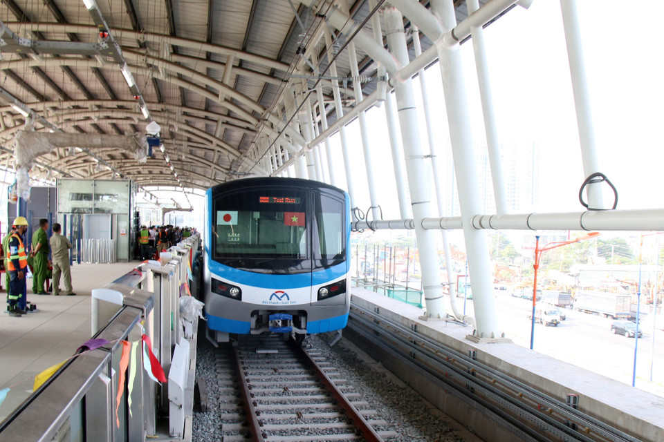 Tàu metro số 1 dừng ở ga Bình Thái. (Ảnh: Tiến Lực/TTXVN)