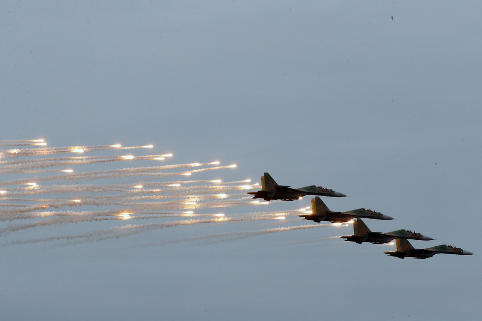 Màn trình diễn của máy bay tiêm kích Su-30MK tại lễ khai mạc Triển lãm Quốc phòng quốc tế Việt Nam 2022 lần thứ nhất ở Hà Nội. (Ảnh: Trọng Đức/TTXVN)