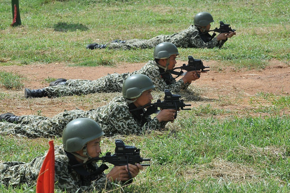 Chiến sỹ Lữ đoàn Đặc công 113 luyện tập bắn súng chuyên dụng thành thạo trong chống khủng bố, giải cứu an toàn con tin. (Ảnh: Trọng Đức/TTXVN)