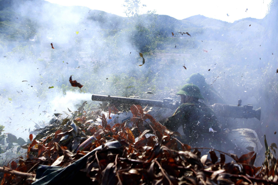 Diễn tập bắn đạn thật cho lực lượng dự bị động viên của Sư đoàn 304. (Ảnh: Hoàng Hùng/TTXVN)