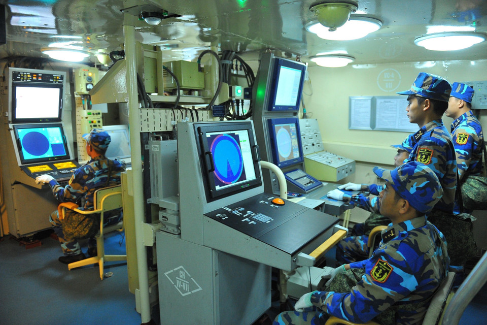 Cán bộ, chiến sỹ Lữ đoàn 167, Vùng 2 Hải quân trong buổi huấn luyện đêm. (Ảnh: Minh Đức/TTXVN)