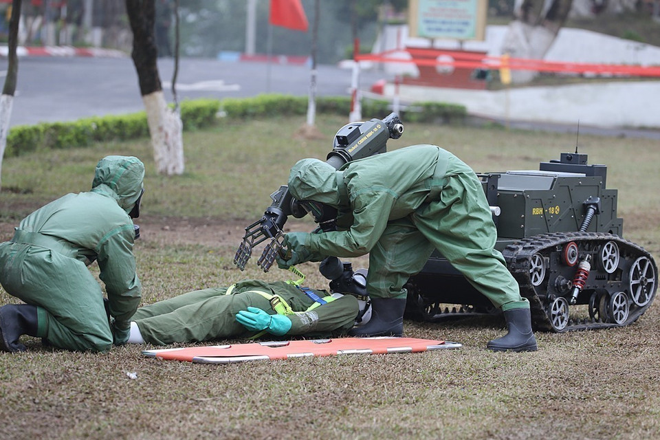 Diễn tập thực binh ứng phó sự cố phóng xạ xuyên biên giới của Binh chủng Hóa học. (Ảnh: Dương Giang/TTXVN)