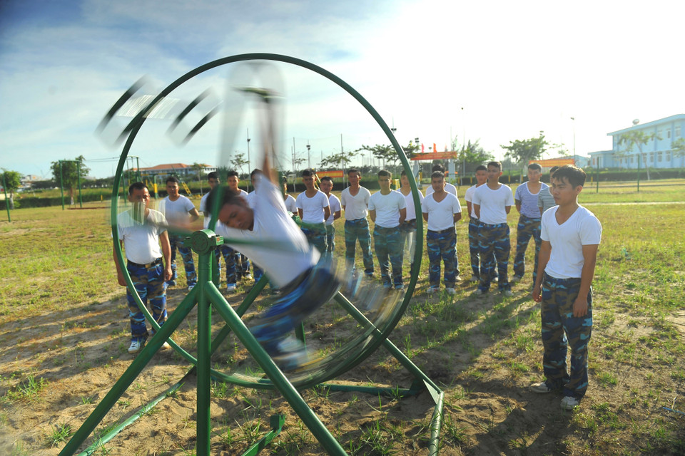 Chiến sỹ Lữ đoàn 167, Vùng 2 Hải quân luyện tập vòng quay nhằm làm quen với điều kiện sóng gió ngoài biển và làm việc trong cabin kín. (Ảnh: Minh Đức/TTXVN)