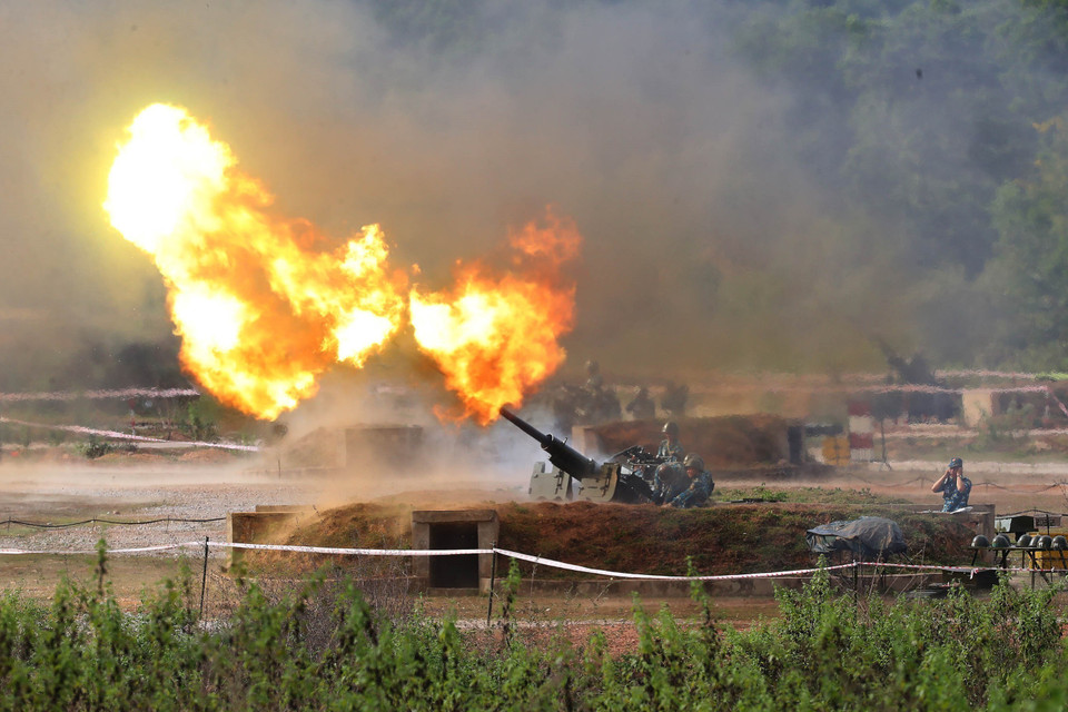 Trận địa pháo 57 đồng loạt nhả đạn tiêu diệt mục tiêu trên không trong diễn tập, bắn đạn thật do Quân chủng Phòng không - Không quân tổ chức. (Ảnh: Trọng Đức/TTXVN)