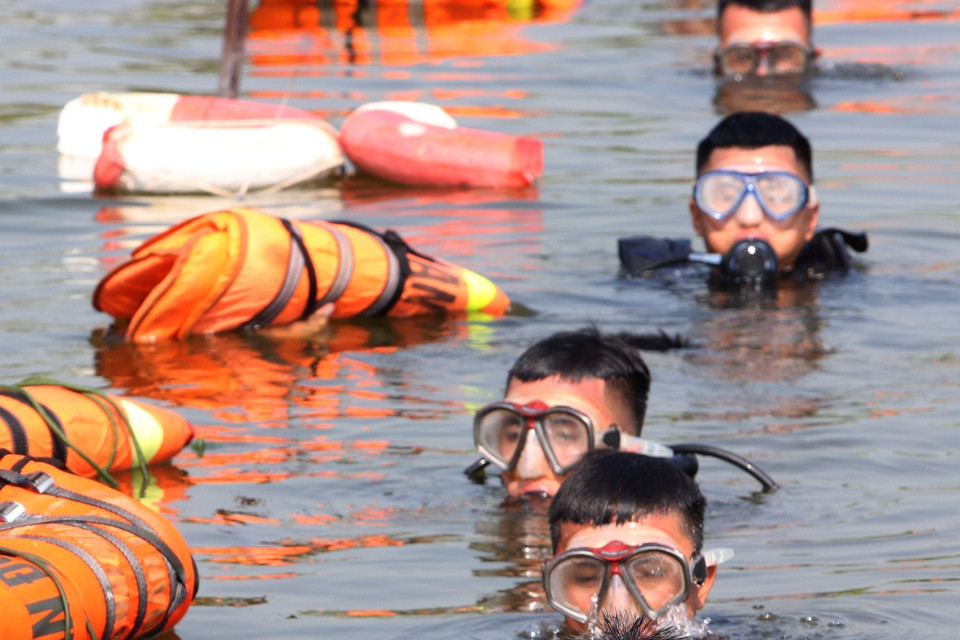 Chiến sỹ Lữ đoàn Đặc công Hải quân 126 huấn luyện thực hành lặn. (Ảnh: Trọng Đức/TTXVN)