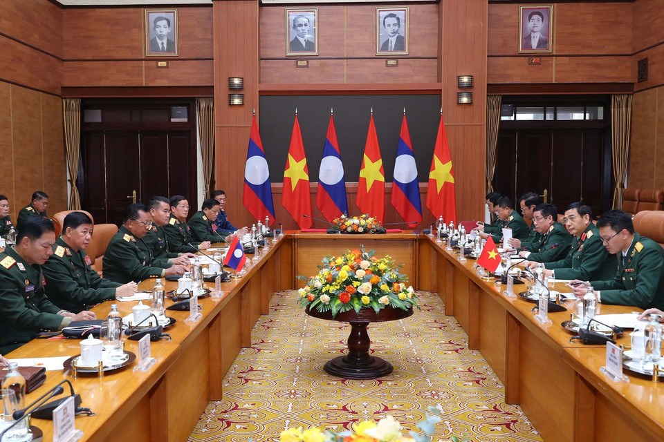 Bộ trưởng Bộ Quốc phòng Phan Văn Giang hội đàm với Bộ trưởng Bộ Quốc phòng Lào Chansamon Chanylath. (Ảnh: Trọng Đức/TTXVN)