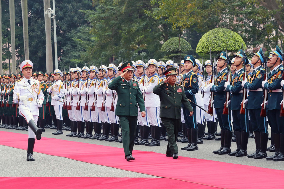Bộ trưởng Bộ Quốc phòng Phan Văn Giang và Phó Thủ tướng, Bộ trưởng Quốc phòng Lào Chansamon Chanylath duyệt đội danh dự Quân đội Nhân dân Việt Nam. (Ảnh: Trọng Đức/TTXVN)