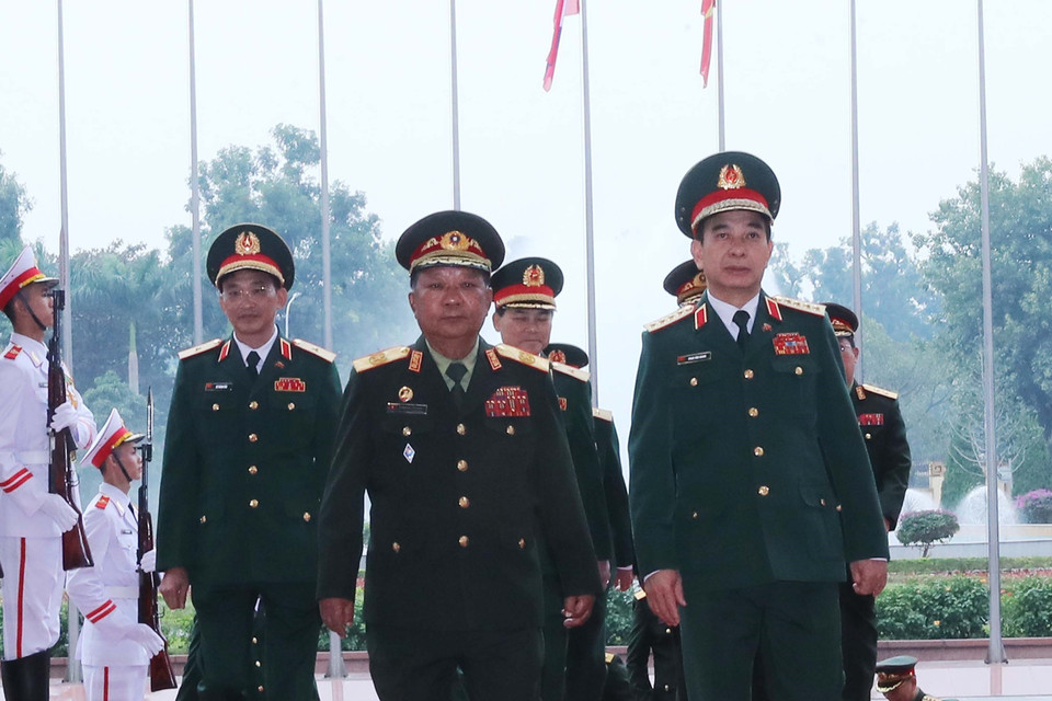 Bộ trưởng Bộ Quốc phòng Phan Văn Giang và Phó Thủ tướng, Bộ trưởng Quốc phòng Lào Chansamon Chanylath tại lễ đón. (Ảnh: Trọng Đức/TTXVN)