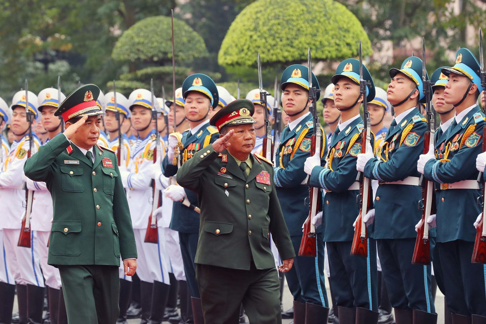 Bộ trưởng Bộ Quốc phòng Phan Văn Giang và Phó Thủ tướng, Bộ trưởng Quốc phòng Lào Chansamon Chanylath duyệt đội danh dự Quân đội Nhân dân Việt Nam. (Ảnh: Trọng Đức/TTXVN)