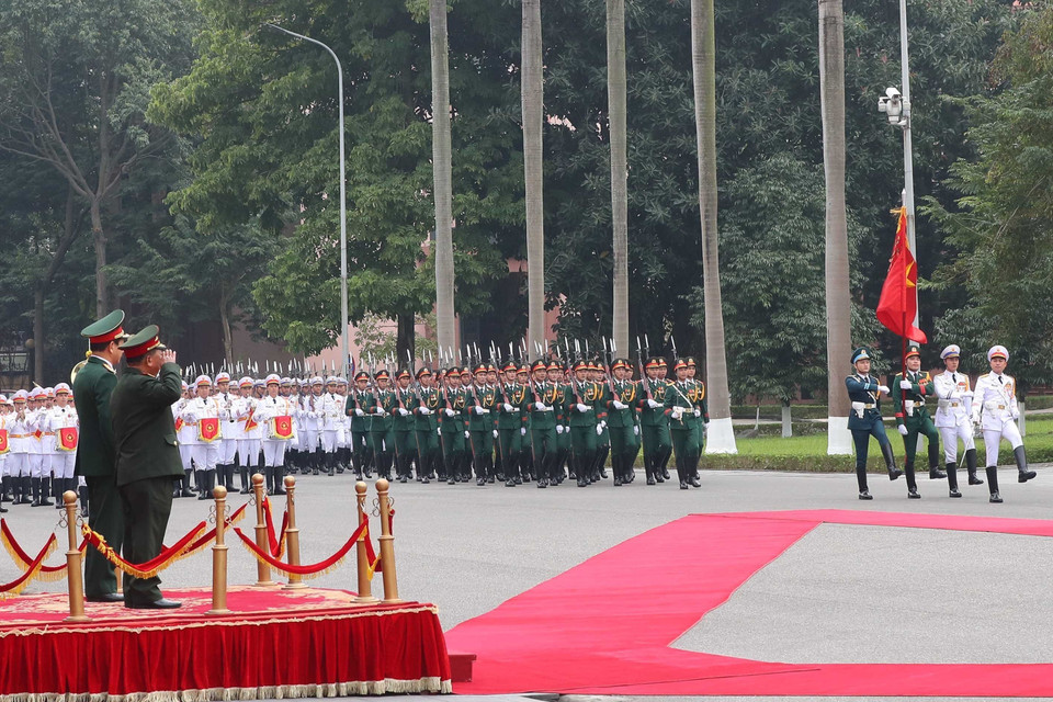 Bộ trưởng Bộ Quốc phòng Phan Văn Giang và Phó Thủ tướng, Bộ trưởng Quốc phòng Lào Chansamon Chanylath duyệt đội danh dự Quân đội Nhân dân Việt Nam. (Ảnh: Trọng Đức/TTXVN)