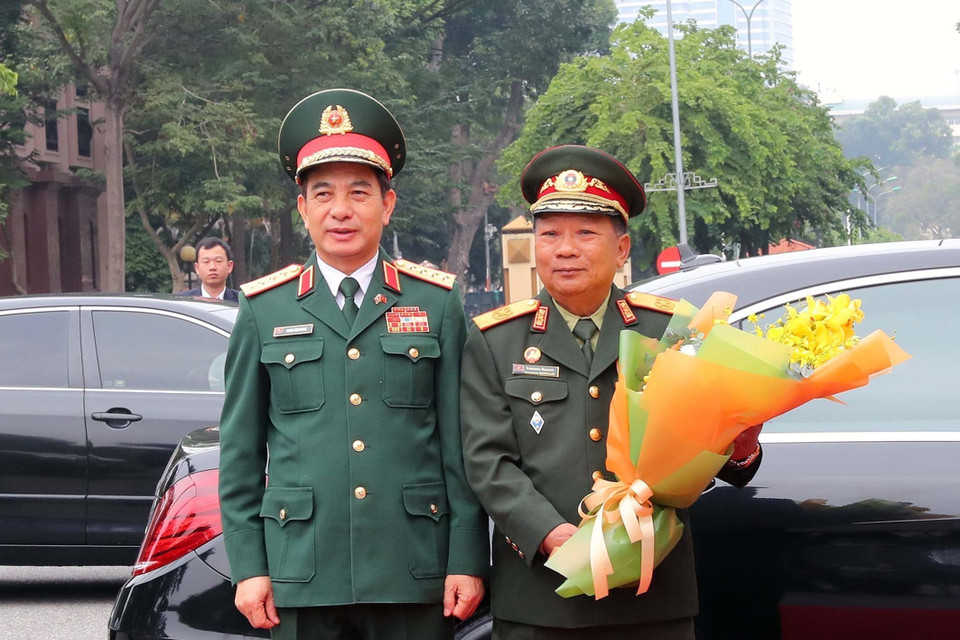 Bộ trưởng Bộ Quốc phòng Phan Văn Giang đón Phó Thủ tướng, Bộ trưởng Quốc phòng Lào Chansamon Chanylath.(Ảnh: Trọng Đức/TTXVN)