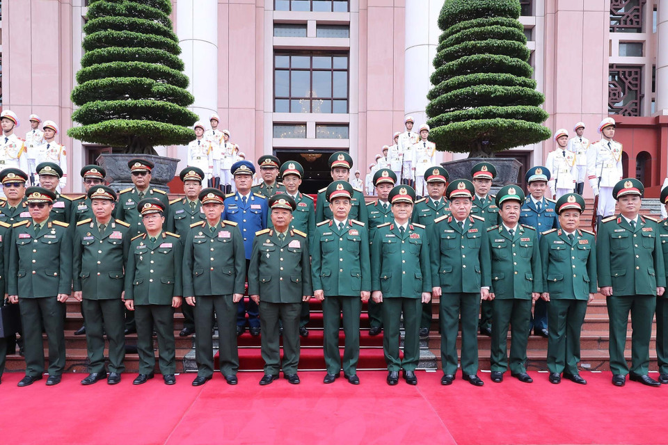 Bộ trưởng Bộ Quốc phòng Phan Văn Giang và Phó Thủ tướng, Bộ trưởng Quốc phòng Lào Chansamon Chanylath cùng quan chức Quốc phòng hai nước chụp ảnh lưu niệm.(Ảnh: Trọng Đức/TTXVN)