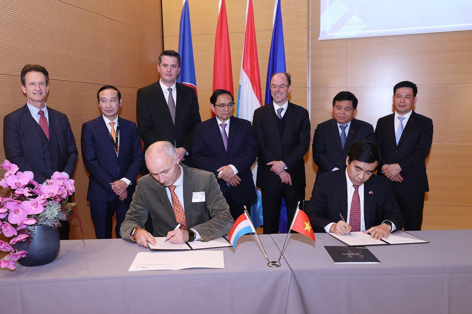 Thủ tướng Phạm Minh Chính chứng kiến lễ ký kết giữa Việt Nam và Luxembourg. (Ảnh: Dương Giang/TTXVN)