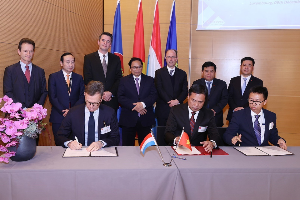 Thủ tướng Phạm Minh Chính chứng kiến lễ ký kết giữa Việt Nam và Luxembourg. (Ảnh: Dương Giang/TTXVN)