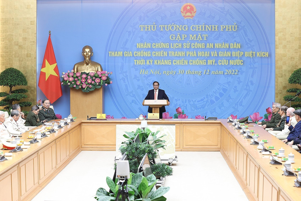 Thủ tướng Phạm Minh Chính động viên, chúc mừng các nhân chứng lịch sử Công an Nhân dân. (Ảnh: Dương Giang/TTXVN)