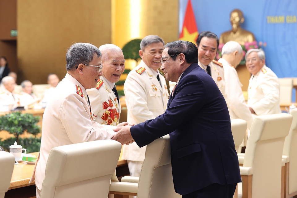 Thủ tướng Phạm Minh Chính với các nhân chứng lịch sử Công an Nhân dân. (Ảnh: Dương Giang/TTXVN)