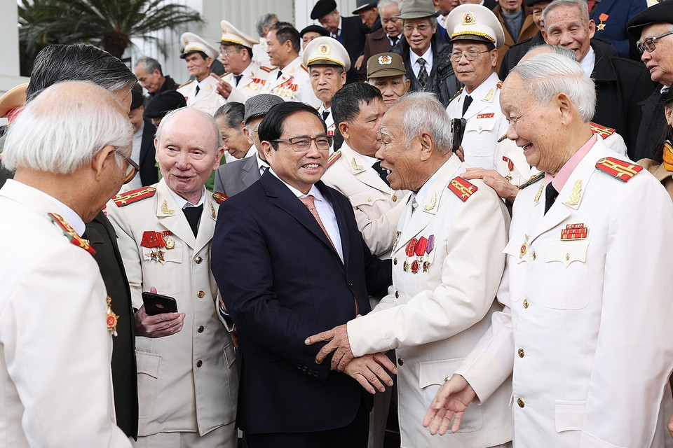 Thủ tướng Phạm Minh Chính với các nhân chứng lịch sử Công an Nhân dân. (Ảnh: Dương Giang/TTXVN)