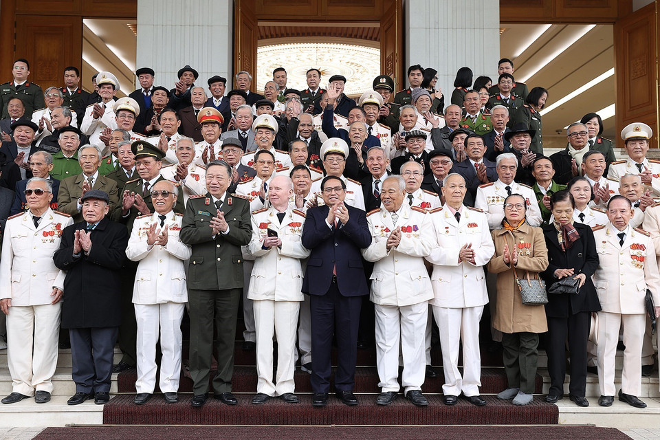 Thủ tướng Phạm Minh Chính với các nhân chứng lịch sử Công an nhân dân. (Ảnh: Dương Giang/TTXVN)