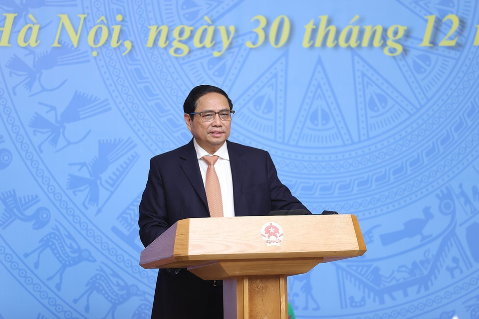 Thủ tướng Phạm Minh Chính động viên, chúc mừng các nhân chứng lịch sử Công an Nhân dân. (Ảnh: Dương Giang/TTXVN)