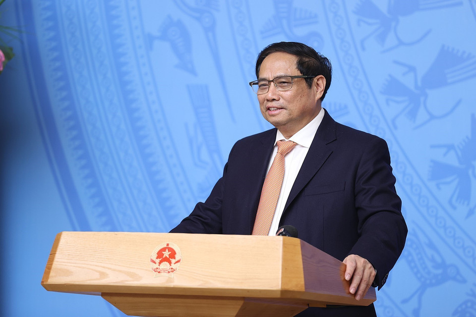 Thủ tướng Phạm Minh Chính động viên, chúc mừng các nhân chứng lịch sử Công an Nhân dân. (Ảnh: Dương Giang/TTXVN)