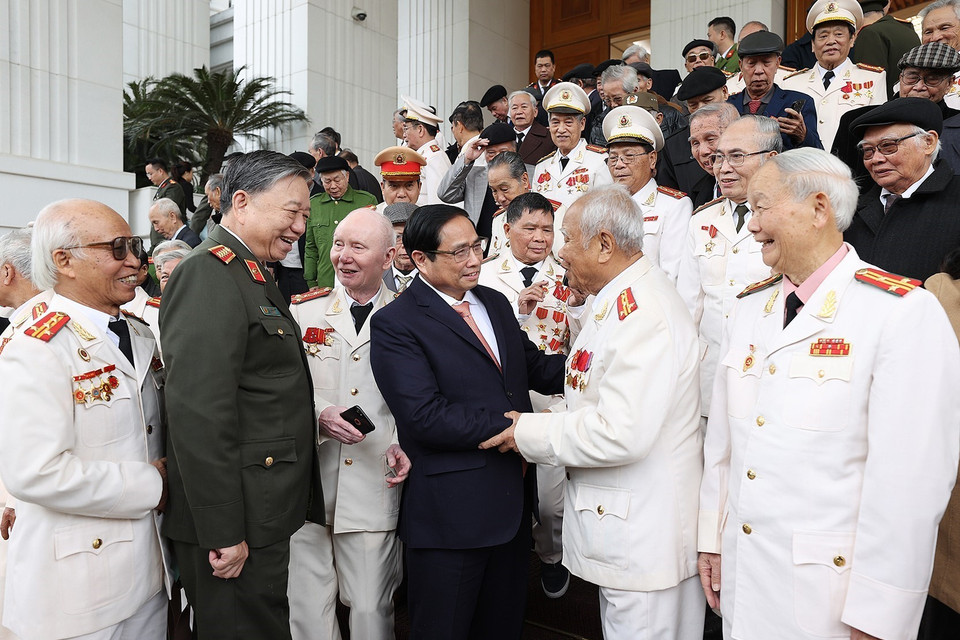 Thủ tướng Phạm Minh Chính với các nhân chứng lịch sử Công an Nhân dân. (Ảnh: Dương Giang/TTXVN)