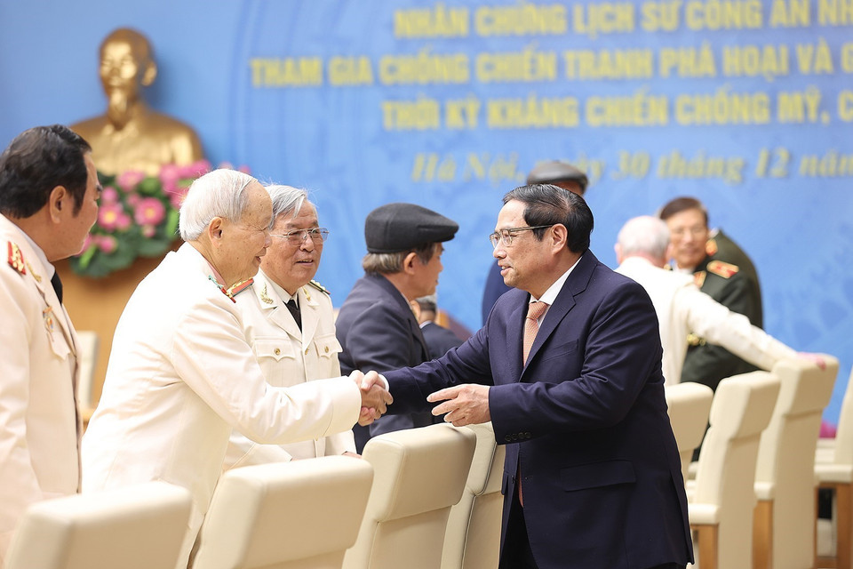 Thủ tướng Phạm Minh Chính với các nhân chứng lịch sử Công an Nhân dân. (Ảnh: Dương Giang/TTXVN)
