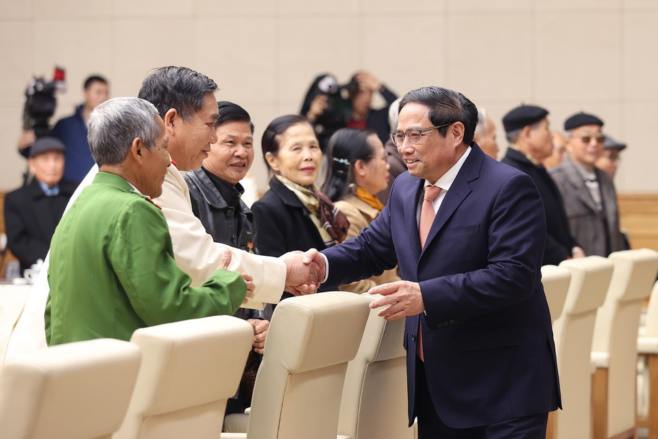 Thủ tướng Phạm Minh Chính với các nhân chứng lịch sử Công an Nhân dân. (Ảnh: Dương Giang/TTXVN)