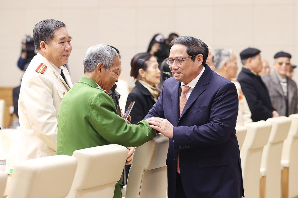 Thủ tướng Phạm Minh Chính với các nhân chứng lịch sử Công an Nhân dân. (Ảnh: Dương Giang/TTXVN)