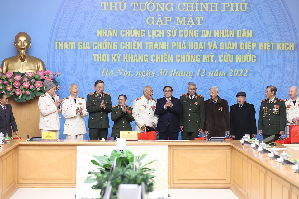 Thủ tướng Phạm Minh Chính và Đại tướng Tô Lâm, Bộ trưởng Bộ Công an tặng quà cho các nhân chứng lịch sử Công an Nhân dân. (Ảnh: Dương Giang/TTXVN)