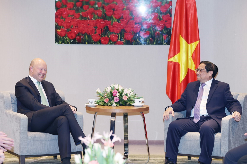 Thủ tướng Phạm Minh Chính tiếp lãnh đạo Tập đoàn De Heus.(Ảnh: Dương Giang/TTXVN)