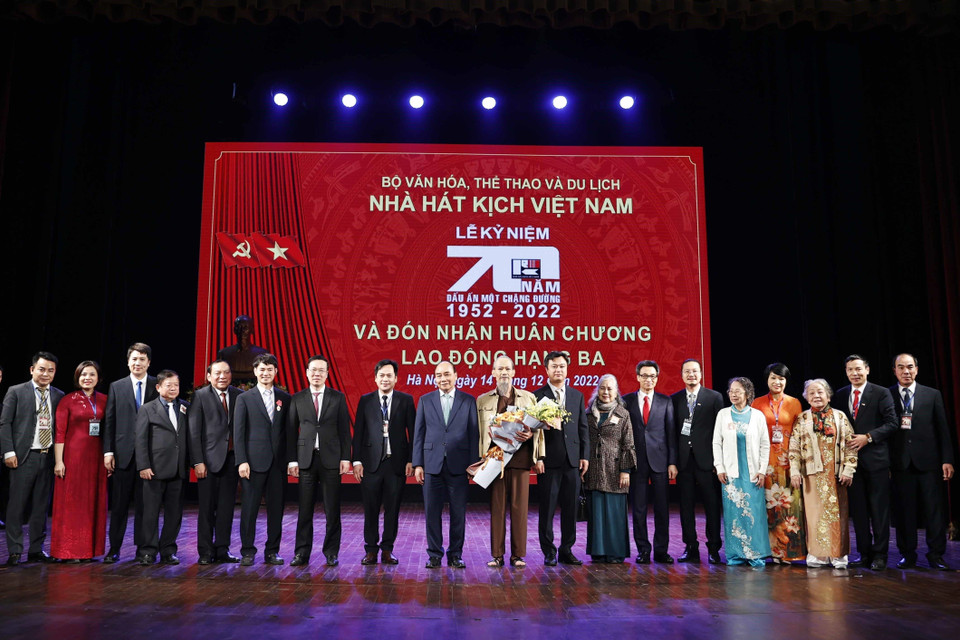 Chủ tịch nước Nguyễn Xuân Phúc cùng các đại biểu và các nghệ sỹ Nhà hát Kịch Việt Nam tại buổi lễ. (Ảnh: Thống Nhất/TTXVN)