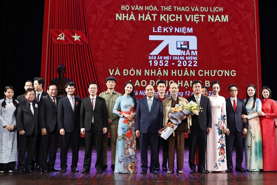 Chủ tịch nước Nguyễn Xuân Phúc cùng các đại biểu và các nghệ sỹ Nhà hát Kịch Việt Nam tại buổi lễ. (Ảnh: Thống Nhất/TTXVN)