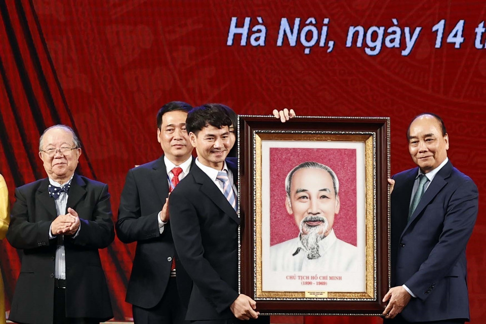 Chủ tịch nước Nguyễn Xuân Phúc trao tặng bức ảnh chân dung Chủ tịch Hồ Chí Minh cho Nhà hát Kịch Việt Nam. (Ảnh: Thống Nhất/TTXVN)