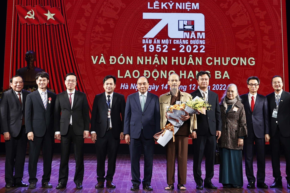 Chủ tịch nước Nguyễn Xuân Phúc cùng các đại biểu và các nghệ sỹ Nhà hát Kịch Việt Nam tại buổi lễ. (Ảnh: Thống Nhất/TTXVN)