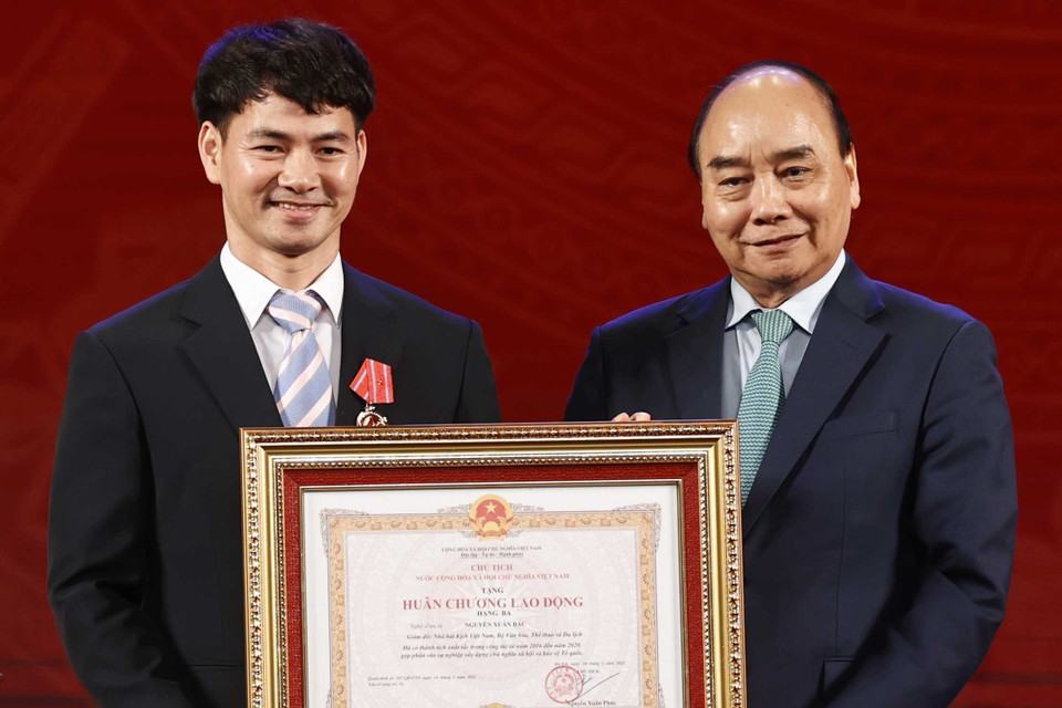Chủ tịch nước Nguyễn Xuân Phúc trao tặng Huân chương Lao động hạng Ba cho Nghệ sỹ Ưu tú Nguyễn Xuân Bắc -Giám đốc Nhà hát Kịch Việt Nam. (Ảnh: Thống Nhất/TTXVN)