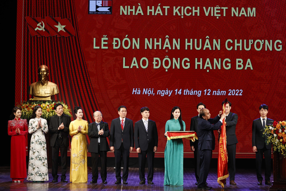 Chủ tịch nước Nguyễn Xuân Phúc trao tặng Huân chương Lao động hạng Ba cho Nhà hát Kịch Việt Nam. (Ảnh: Thống Nhất/TTXVN)