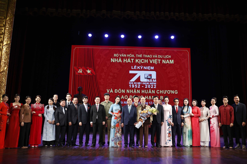 Chủ tịch nước Nguyễn Xuân Phúc cùng các đại biểu và các nghệ sỹ Nhà hát Kịch Việt Nam tại buổi lễ. (Ảnh: Thống Nhất/TTXVN)