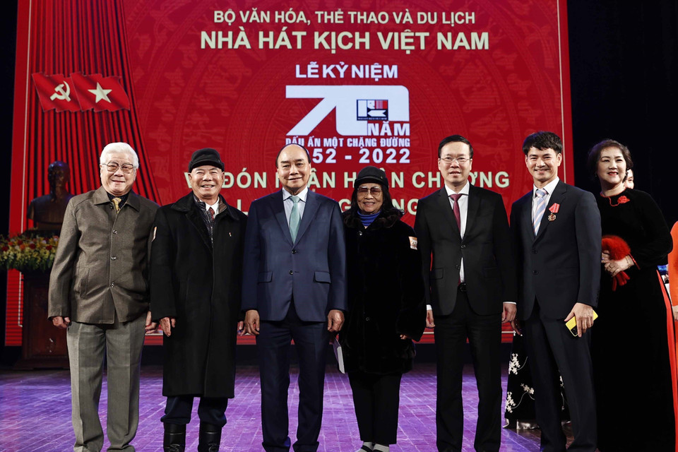 Chủ tịch nước Nguyễn Xuân Phúc, Thường trực Ban Bí Thư Võ Văn Thưởng cùng đại biểu và các nghệ sỹ Nhà hát Kịch Việt Nam. (Ảnh: Thống Nhất/TTXVN)