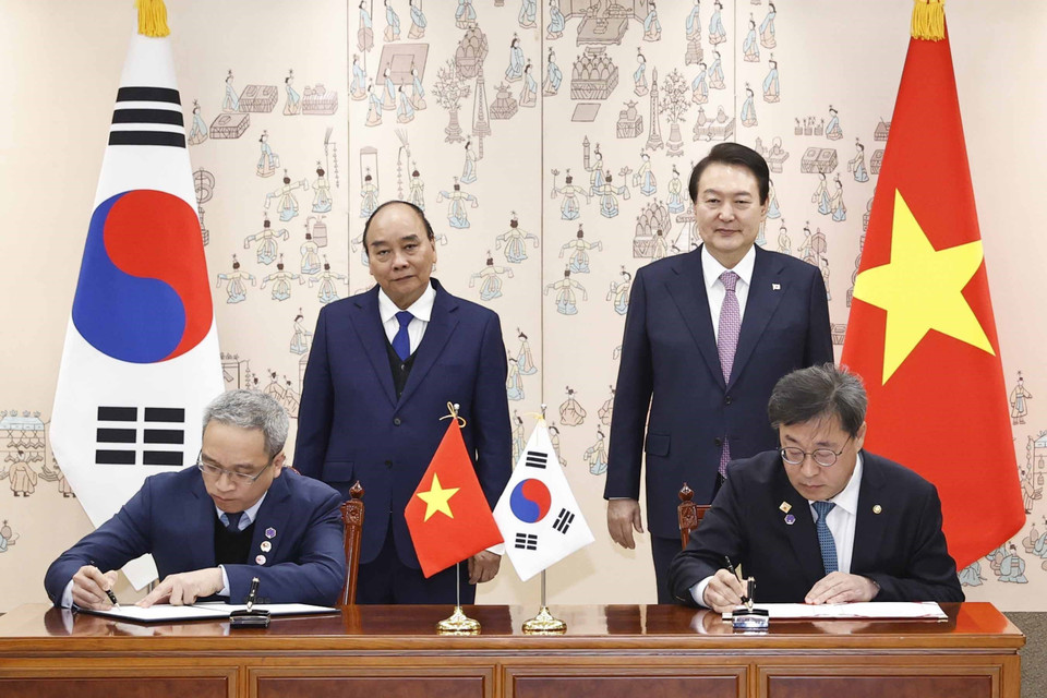 Chủ tịch nước Nguyễn Xuân Phúc và Tổng thống Hàn Quốc Yoon Suk-yeol chứng kiến lễ ký biên bản ghi nhớ về hợp tác trong lĩnh vực công nghệ thông tin và truyền thông giữa 2 nước. (Ảnh: Thống Nhất/TTXVN)